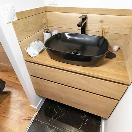 Apartment Centre *